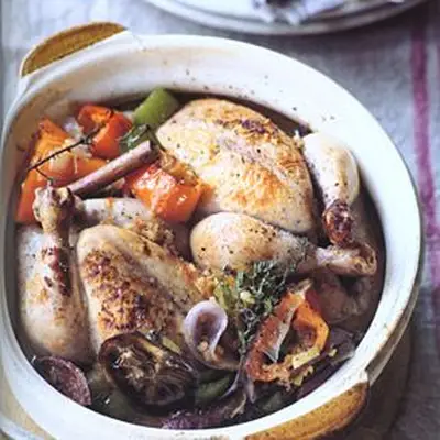 Frango de panela de barro com tâmaras, Sucuk e Bulgur