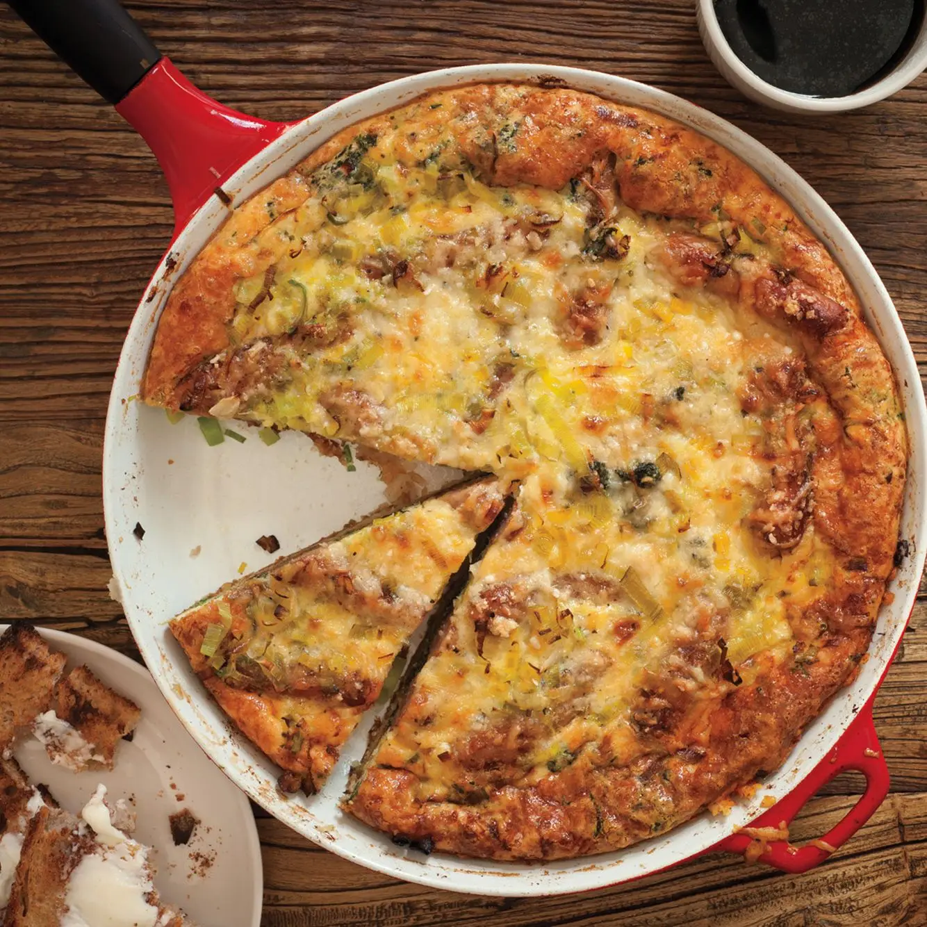 Caçarola de batata, salsicha e café da manhã de espinafre