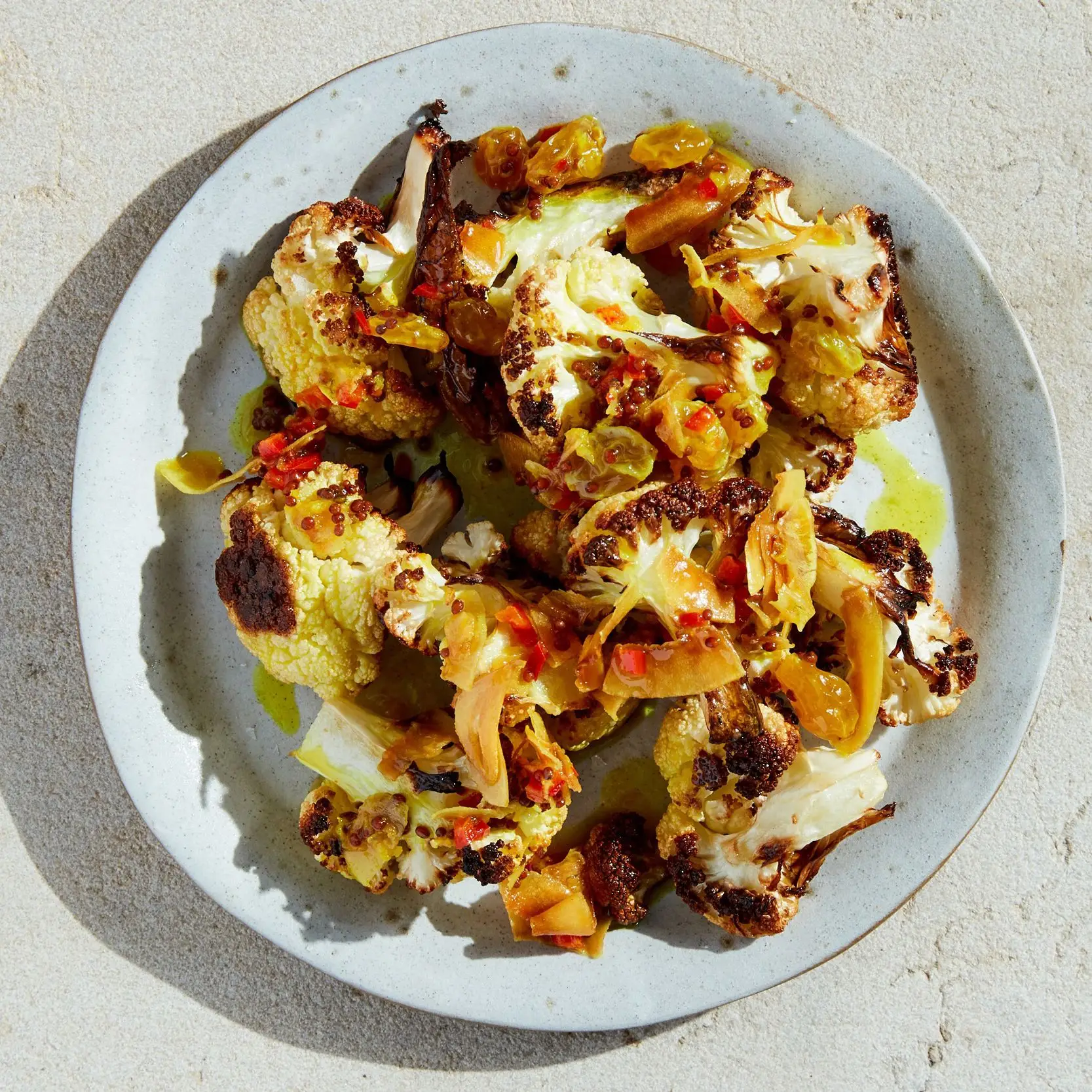 Couve-flor assada com um prazer de coco-térmico