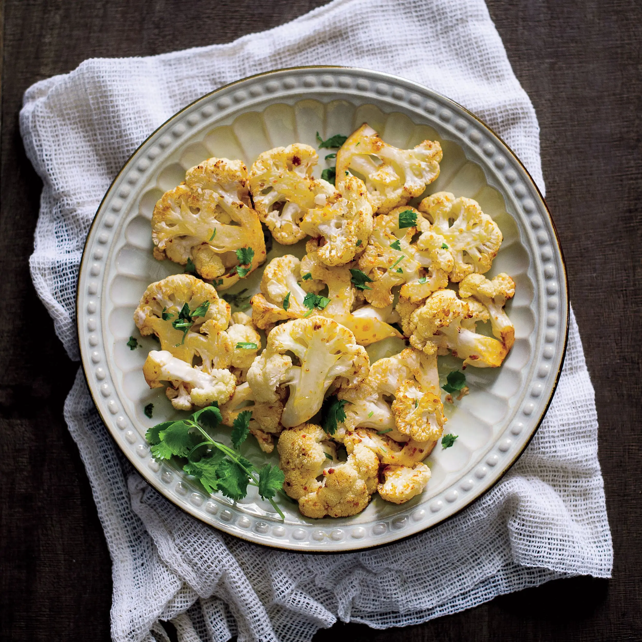 Couve -flor assada picante com sriracha e gergelim