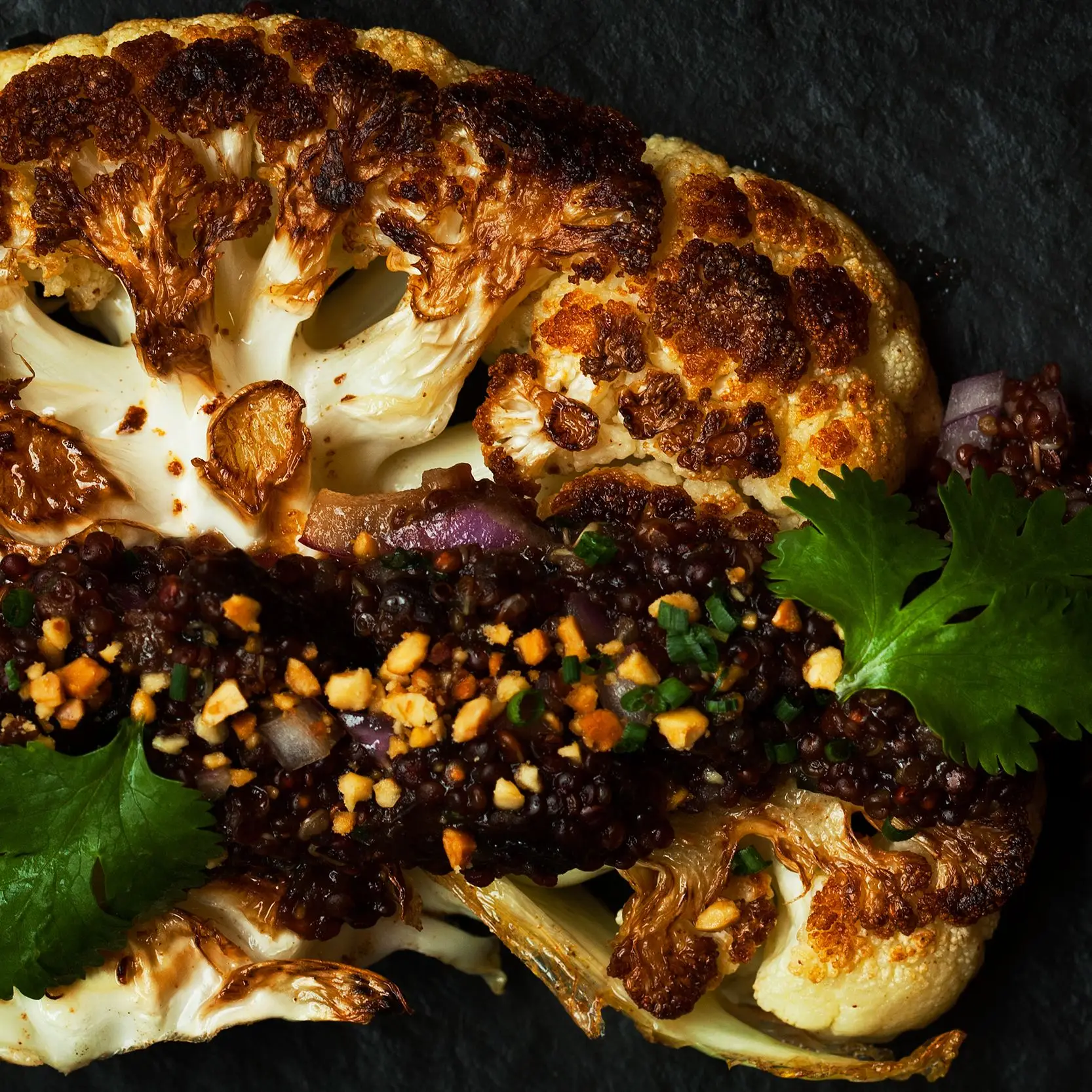 Cavolo con quinoa, prugne e arachidi