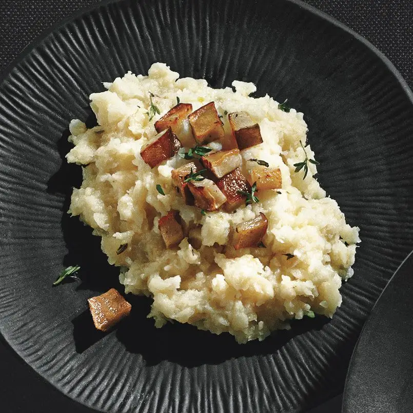 Raiz de aipo e purê de batata com alcachofra de Jerusalém assada 'croutons