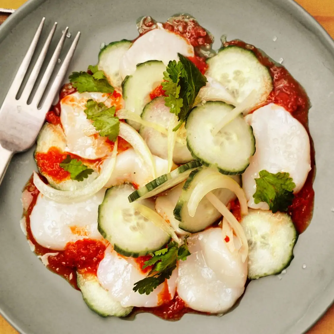 Vieiras com Aguachile vermelho e cebolas em conserva