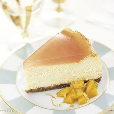 Cheesecake de baunilha com cobertura de goiaba e salada de limão de manga