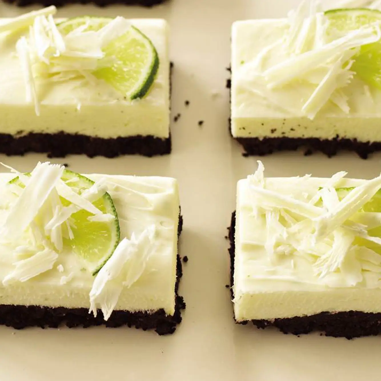 Barras de cheesecake de chocolate branco e limão