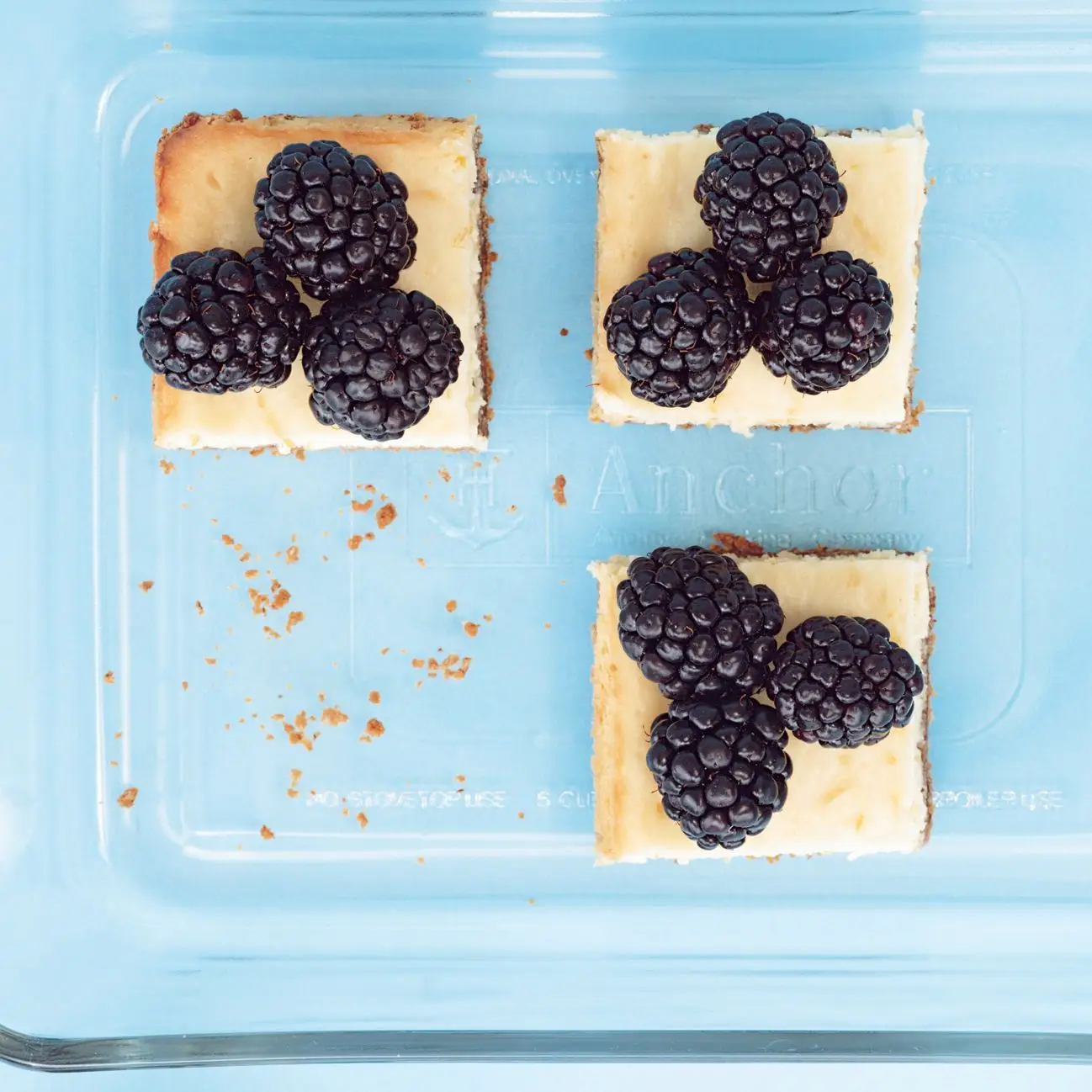 Quadrados de cheesecake de limão com frutas frescas