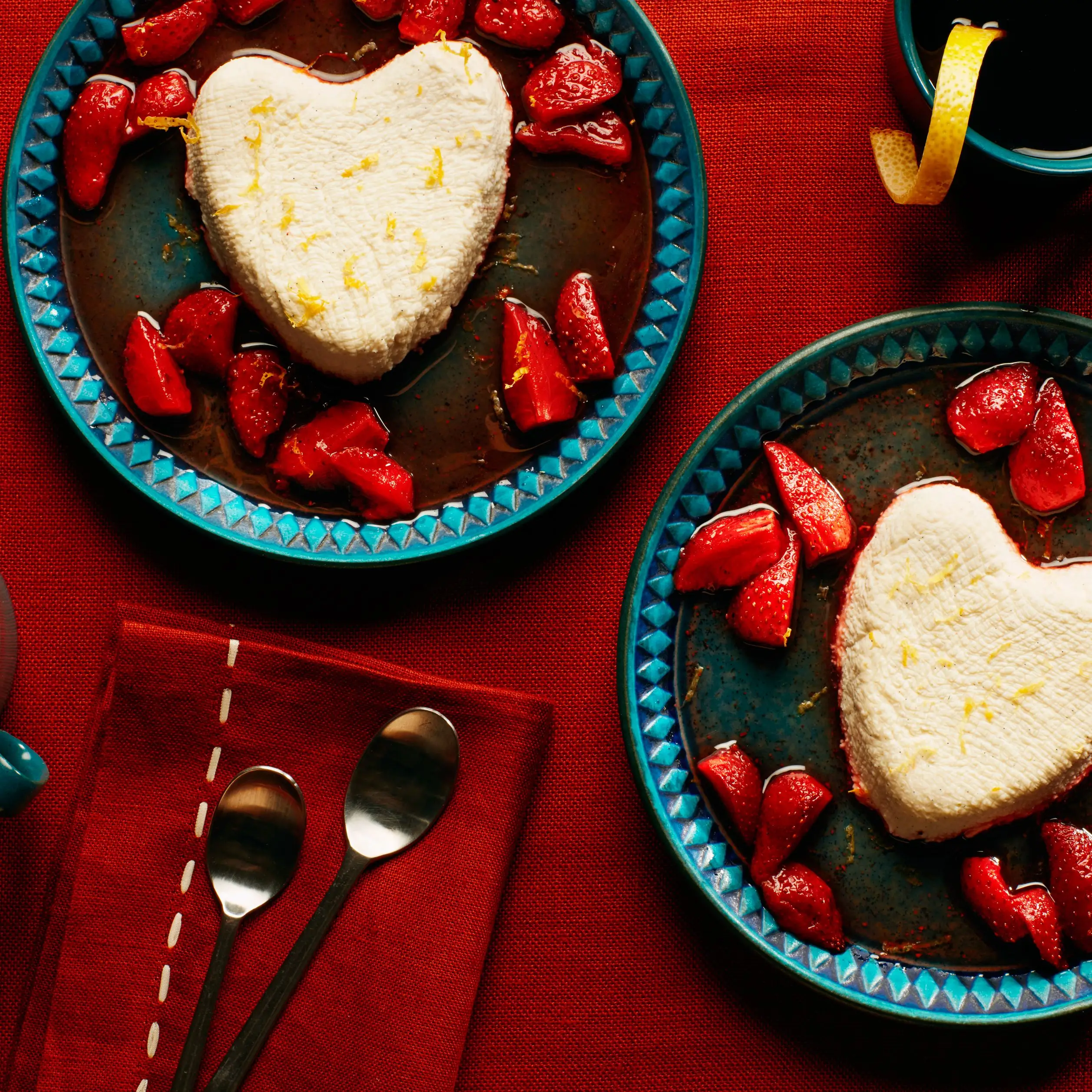 Creme com molho de morango assado