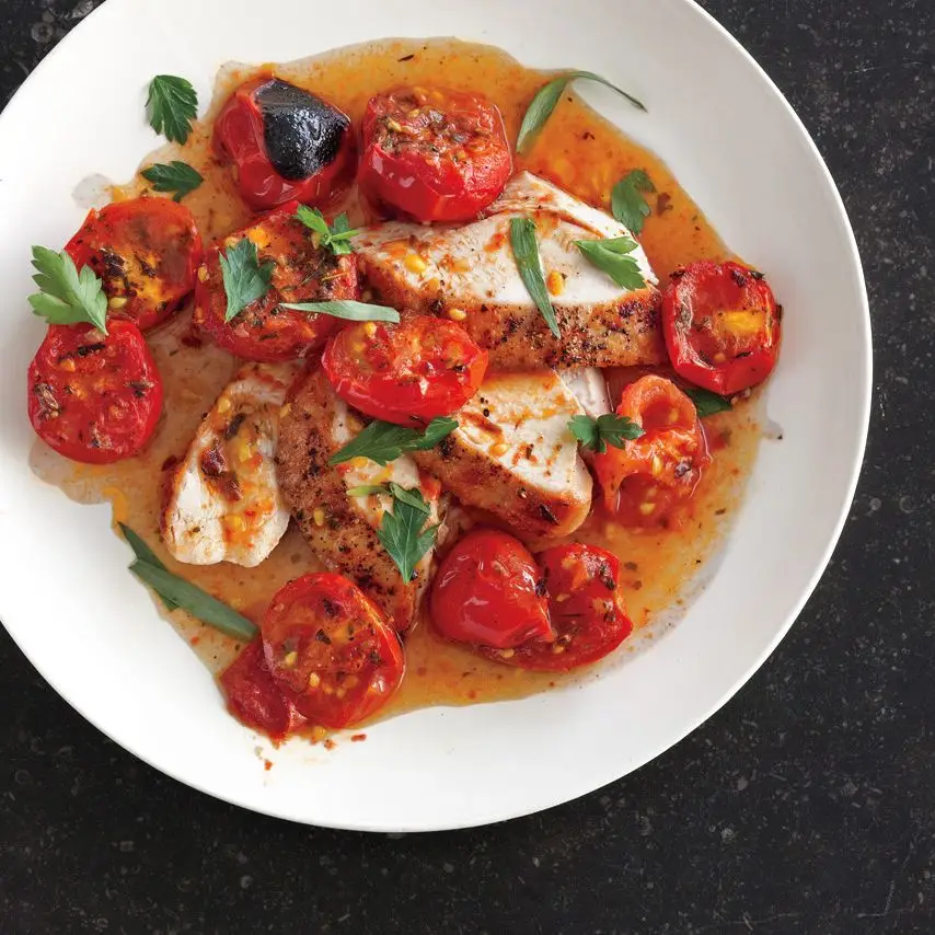 Hühner -Tomaten mit Kräutern und Öfen gekocht