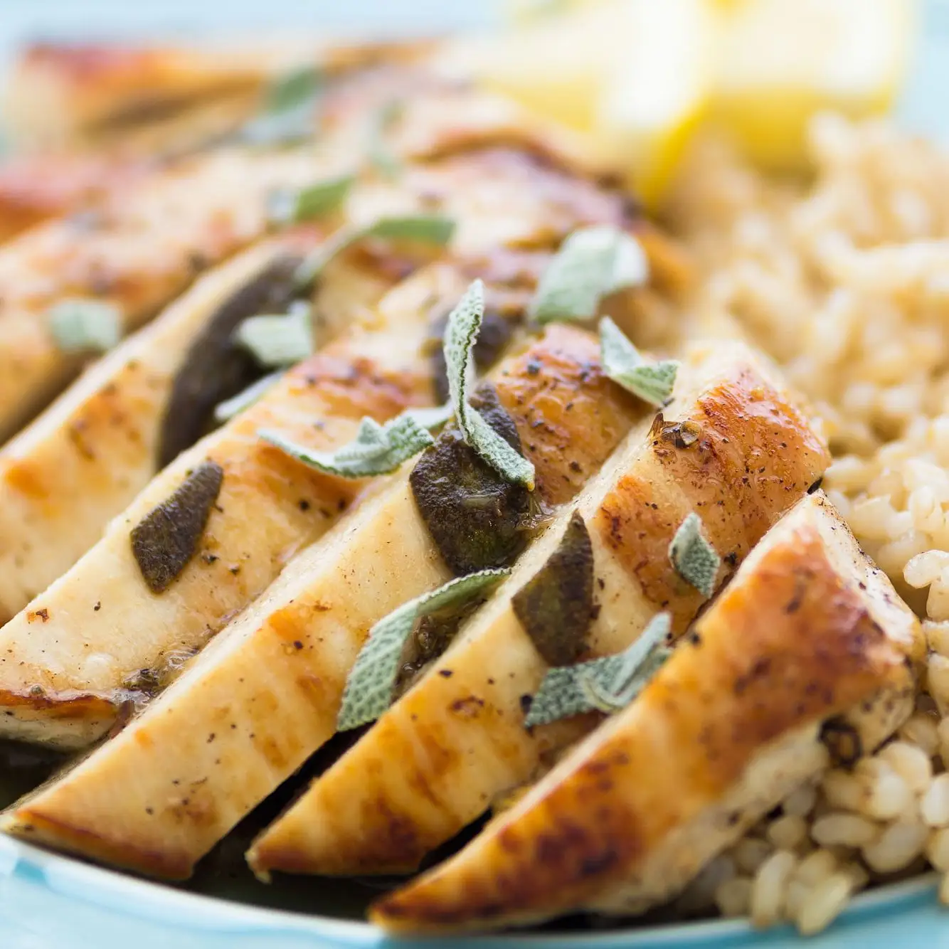 Peitos de frango refogueos com presunto e molho de sálvia do campo