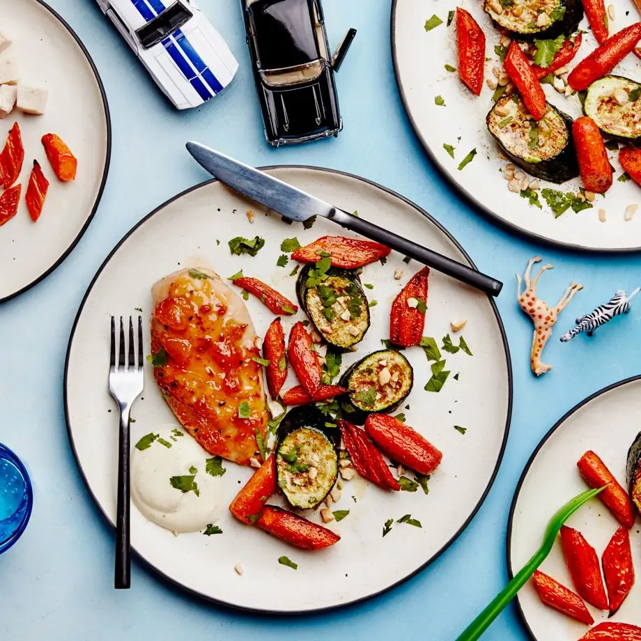 Frango-chutney de manga com cenoura assada e abobrinha