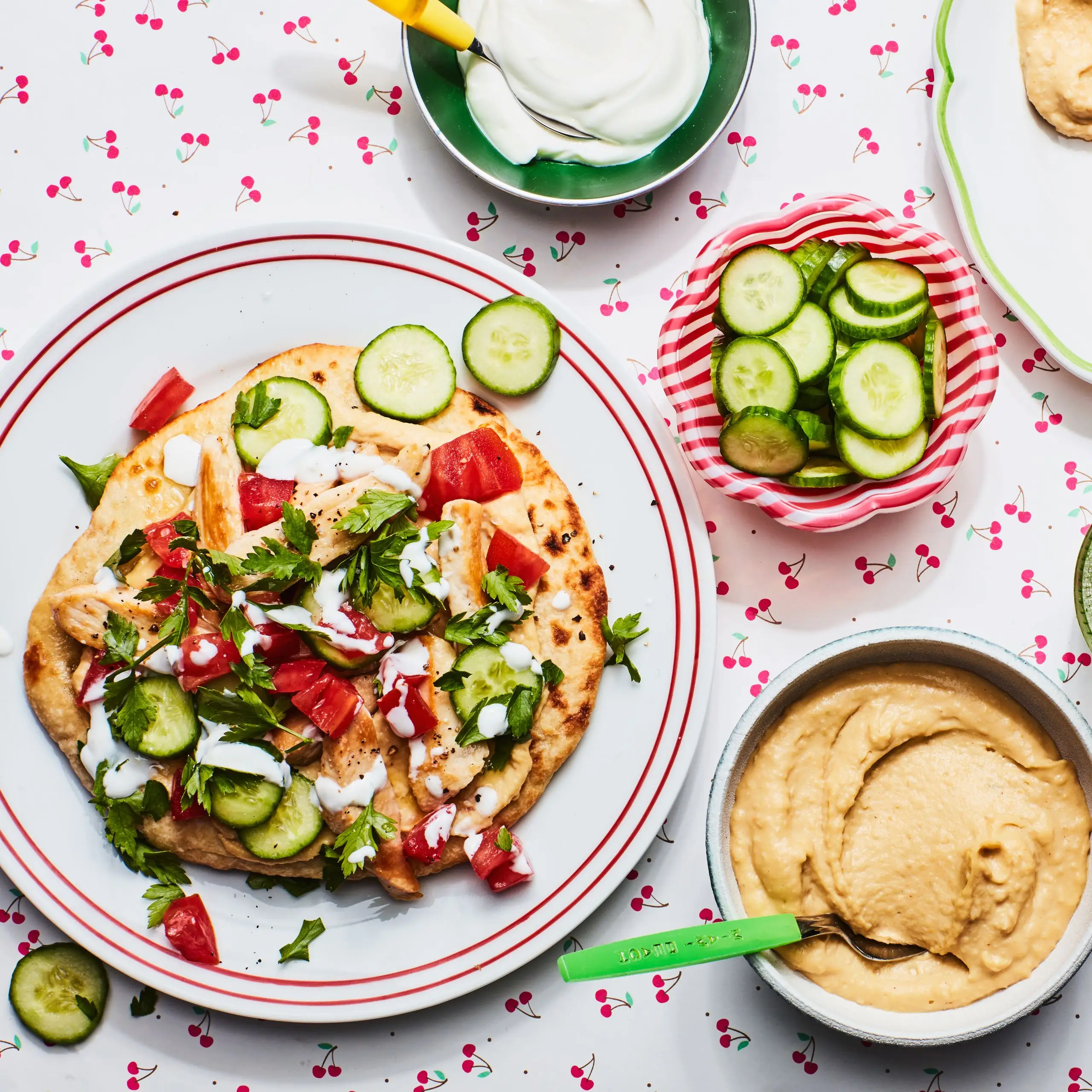 Pães de frango de 10 minutos com hummus e iogurte