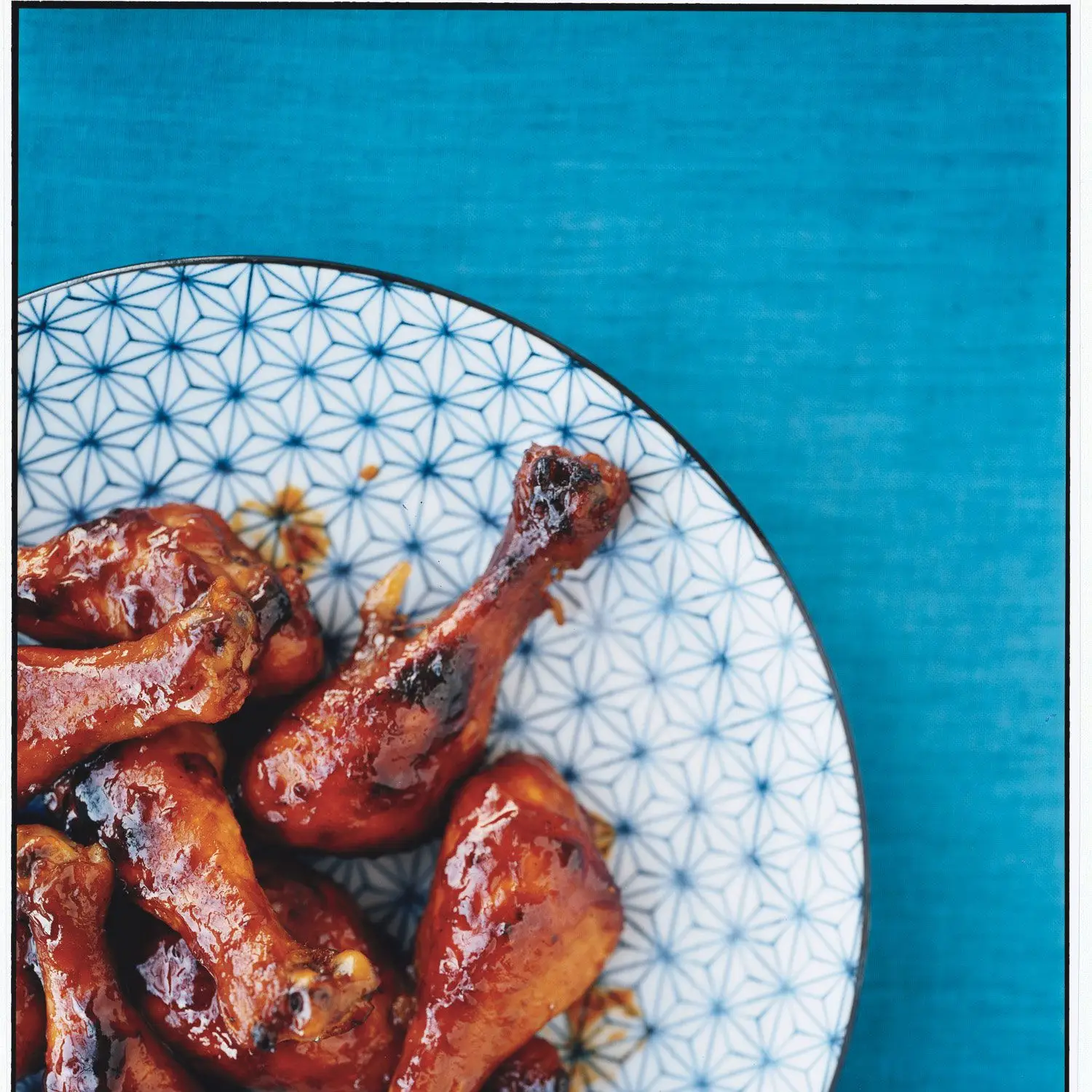 Huhn mit einer Aprikosenbecher