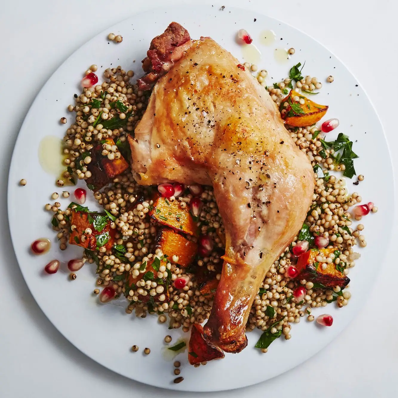 Frango assado com sorgo e abóbora