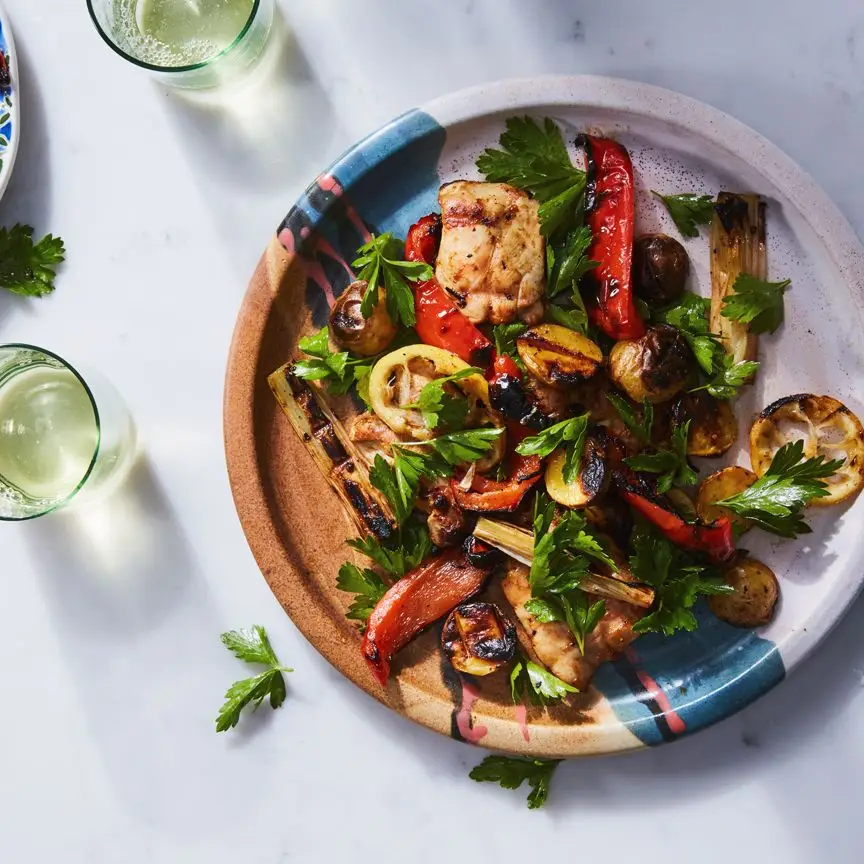 Frango grelhado com alho-poró com alho-poró e batatas