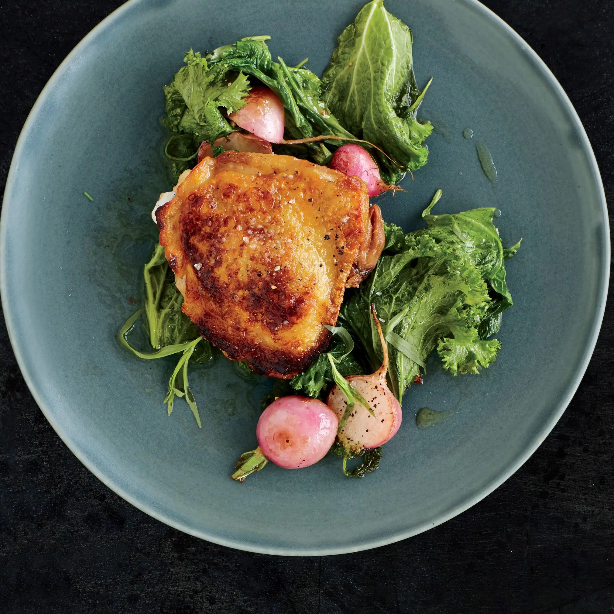 Frango marinado com vinagre com verduras e rabanetes com manteiga