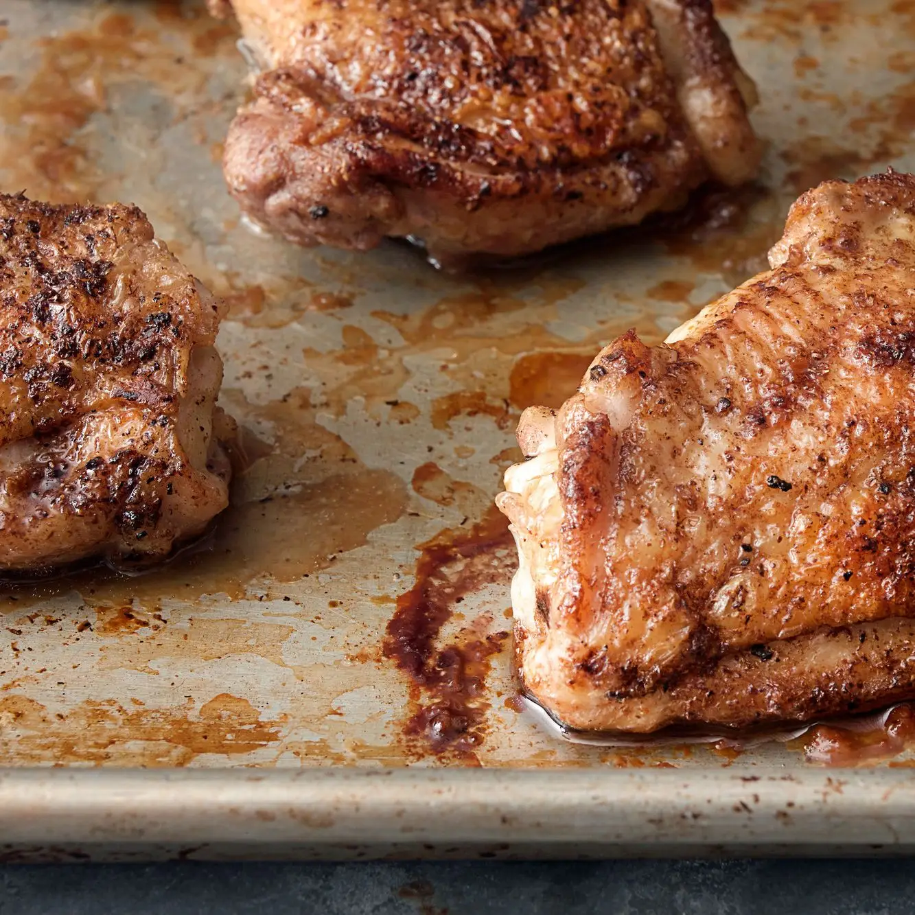 Coxas de frango assadas no forno com cenoura e batata dourada yukon