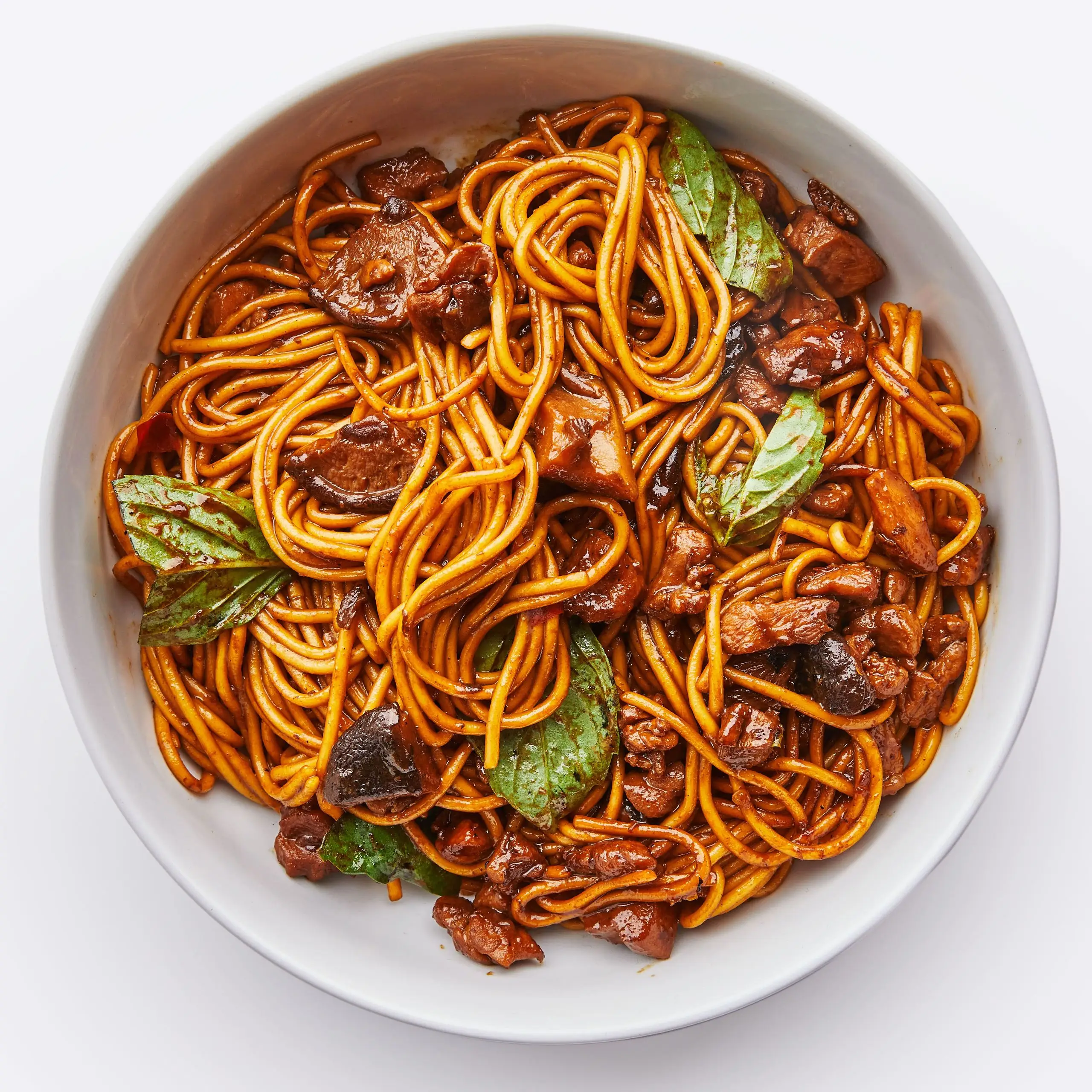 Macarrão de frango e cogumelo com manjericão tailandês