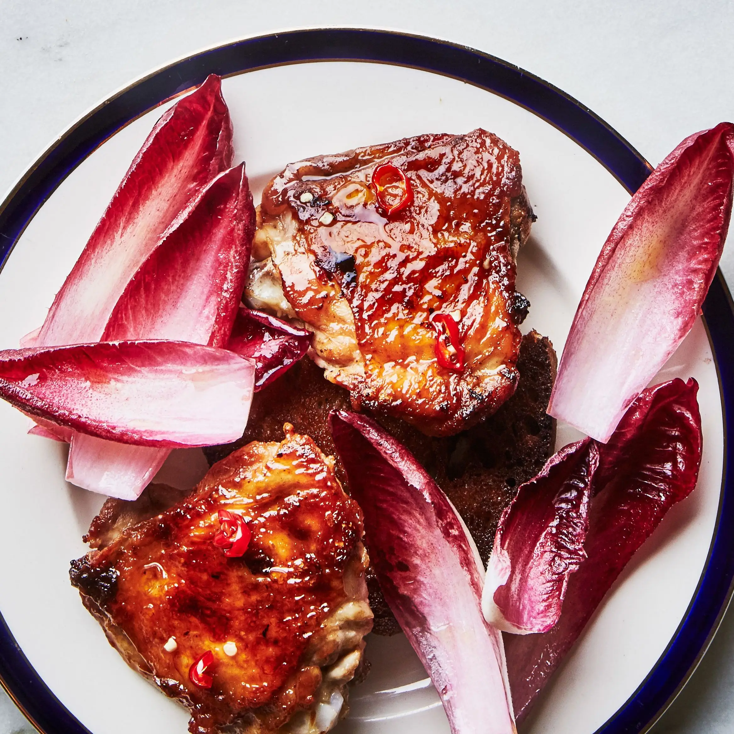 Frango de mel quente com pão frito e verduras amargas