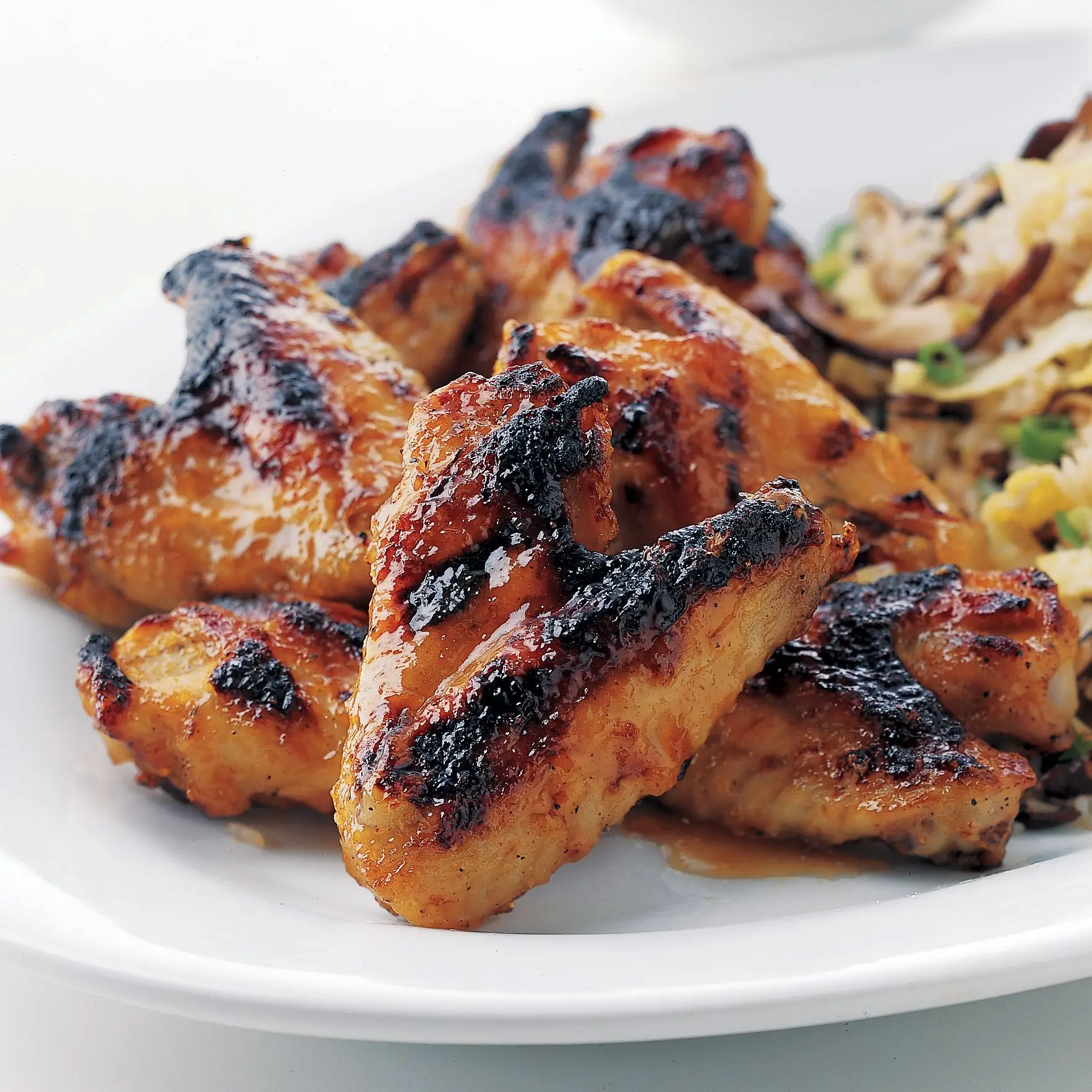 Asas de frango grelhadas com molho de damasco picante