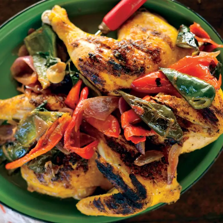 Frango sob um tijolo com abacates e chiles