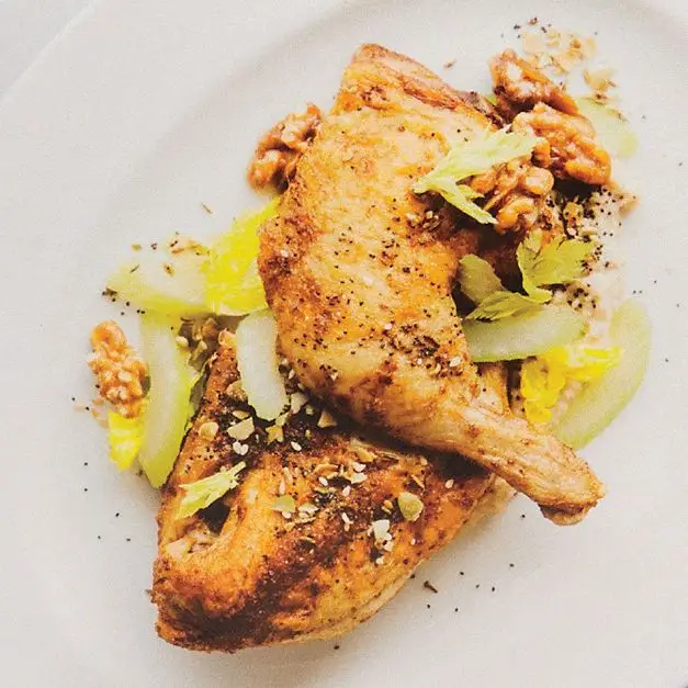 Assado meio frango com tarador de caju e aipo