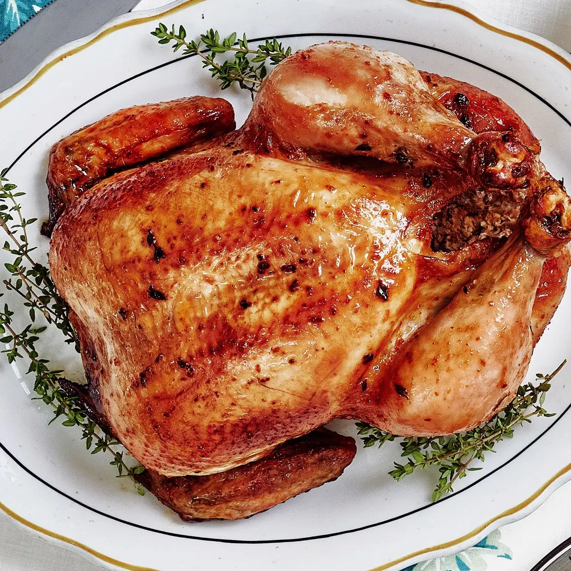 Frango assado duplo-alíneo com molho de cebola