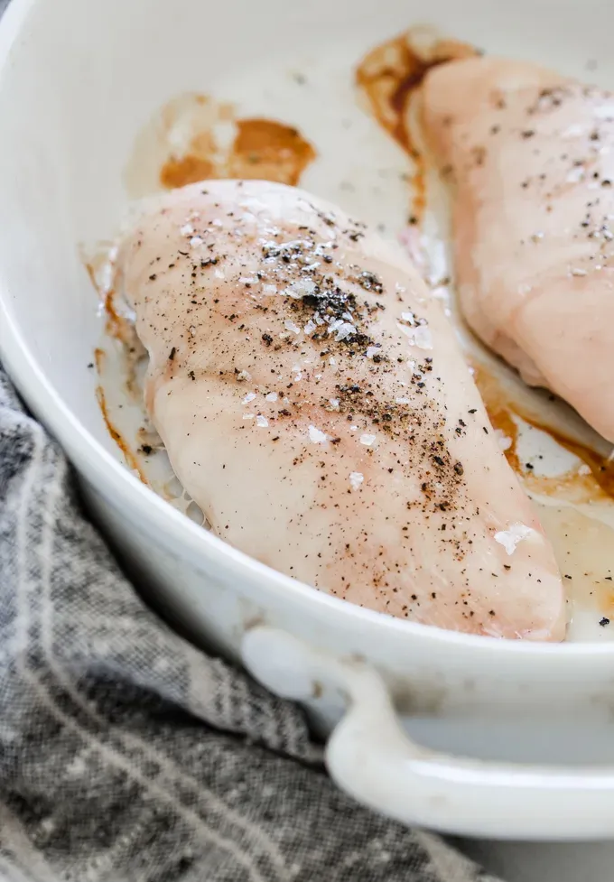 Como assar peitos de frango desossados ​​e sem pele