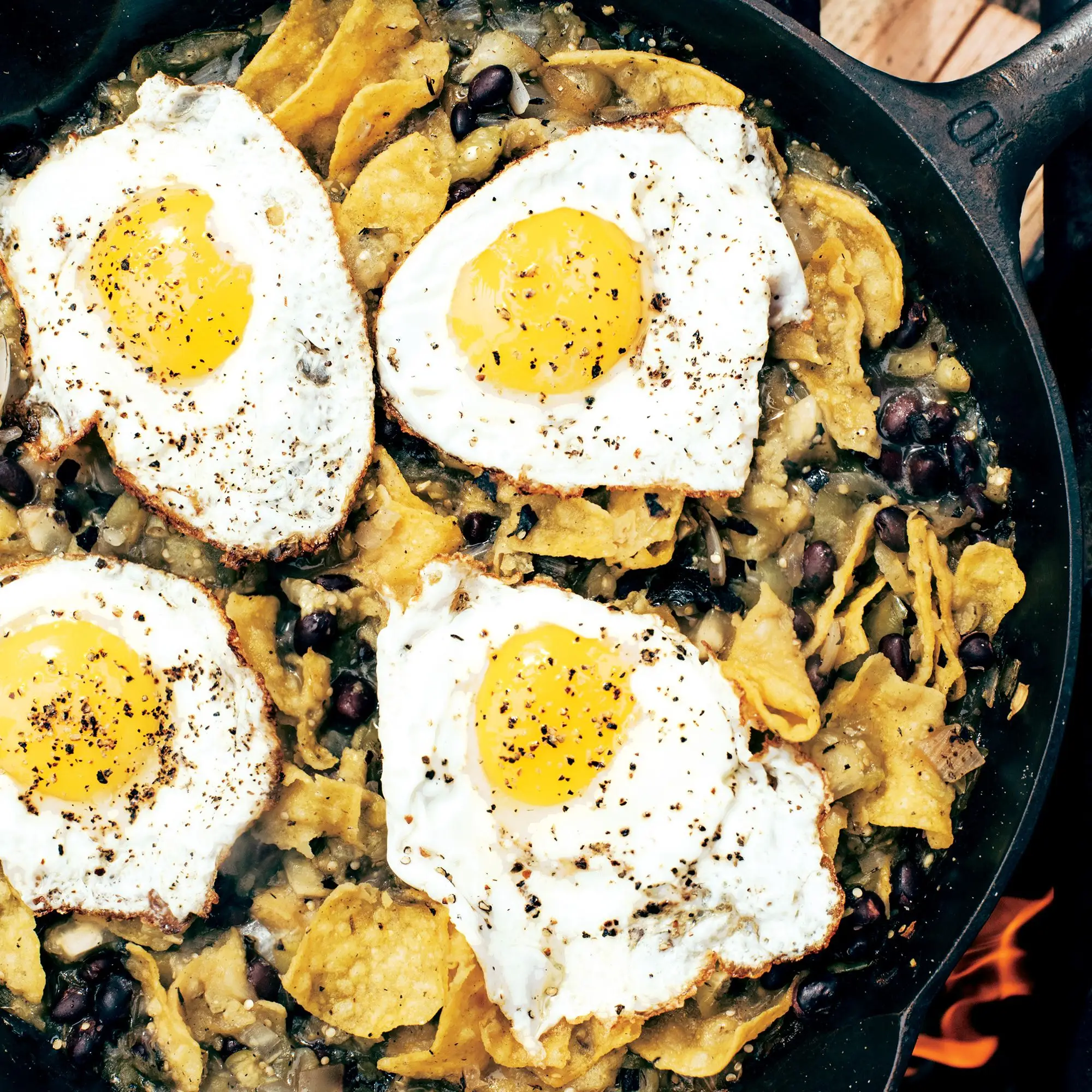 Chilaquiles com tomatillo bolha salsa e ovos
