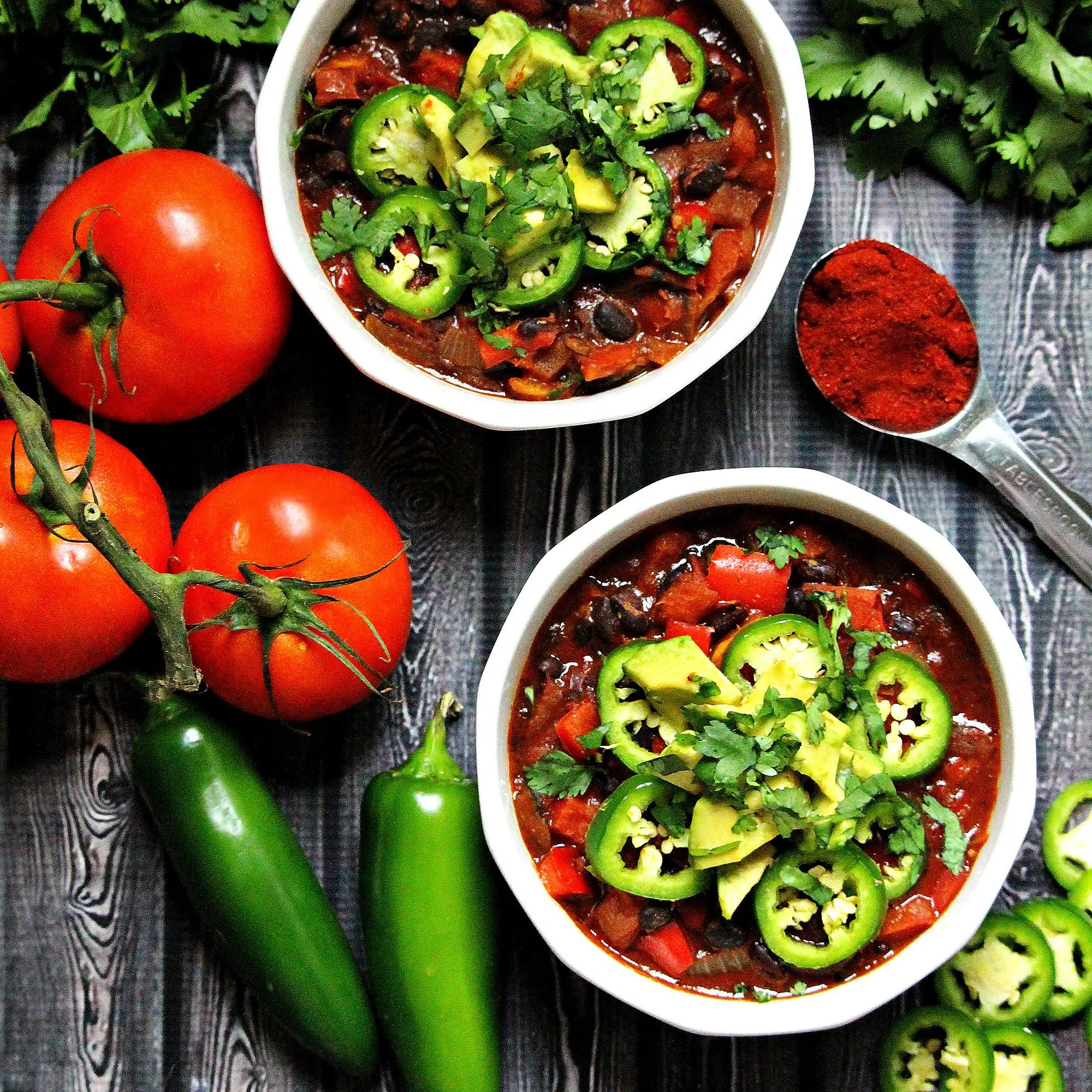 Paprika defumada vegana e chili de feijão preto