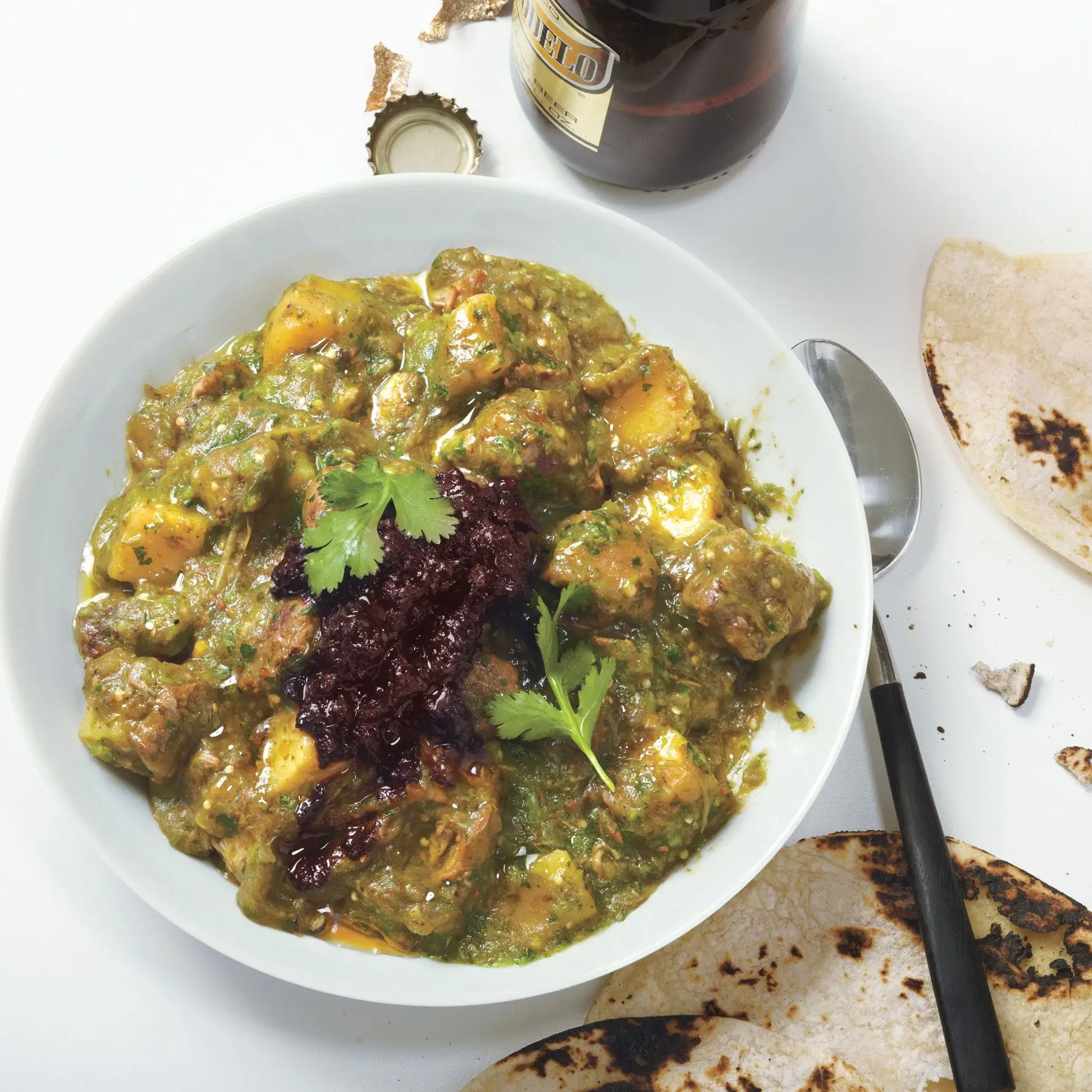 Verde do Chile de porco com salsa vermelha do Chile