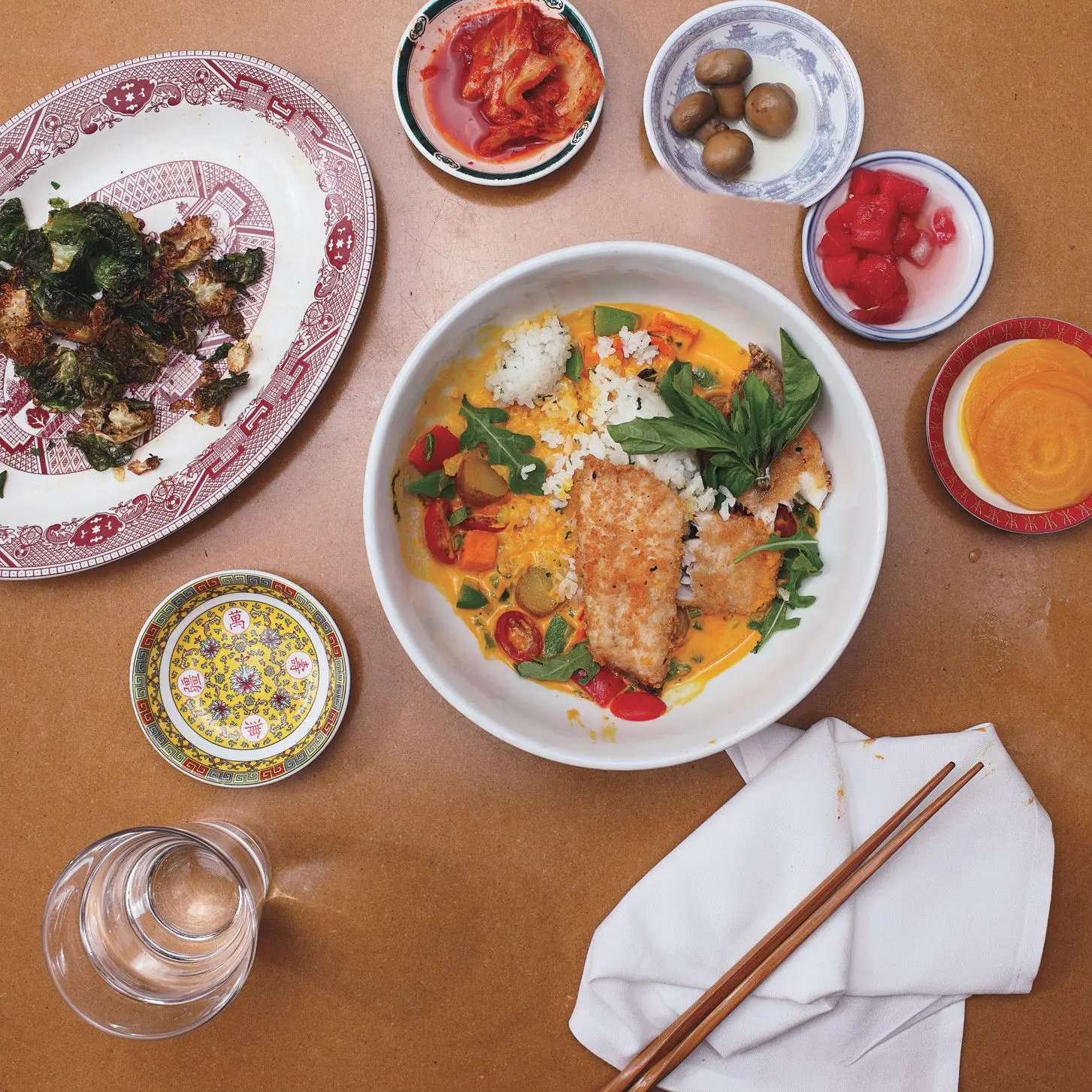 Baixo com arroz com ervas e sopa vegetável de coco