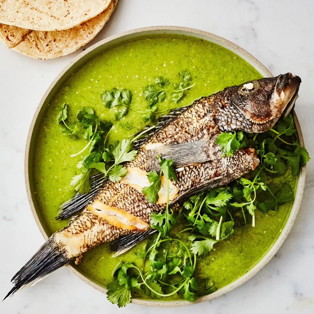 Peixe inteiro frito com molho tomatillo