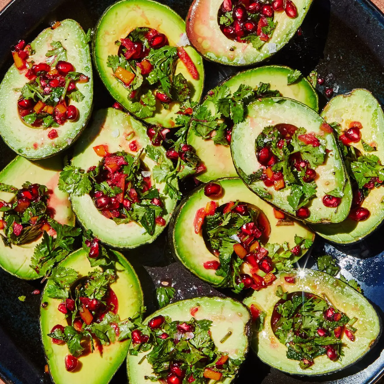Copas de abacate com salsa verde de romã