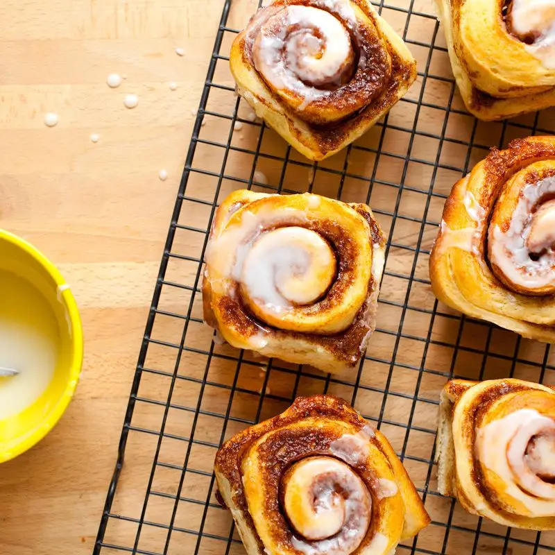 Rolos de canela com cobertura