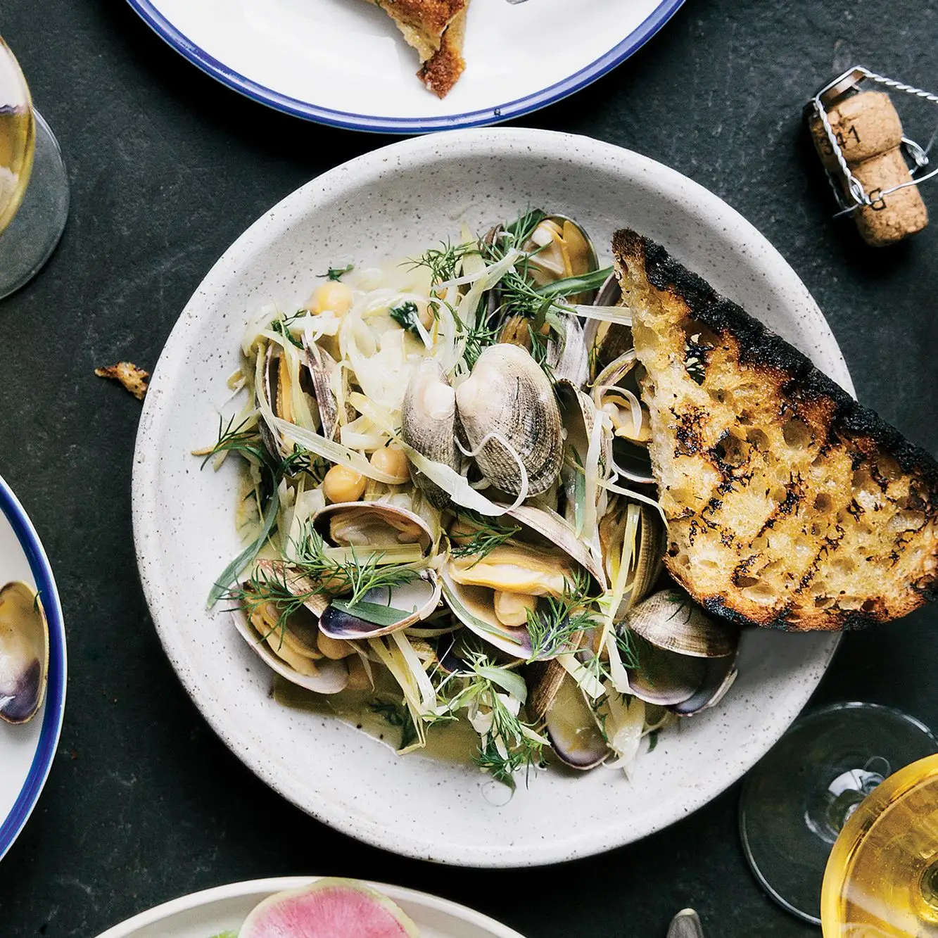 Amêijoas cozidas no vapor com grão de bico e alho verde