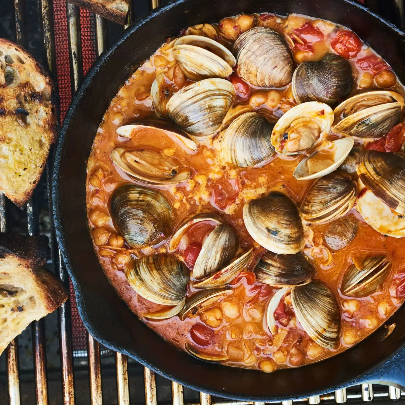 Clams chile-limão com tomate e pão grelhado