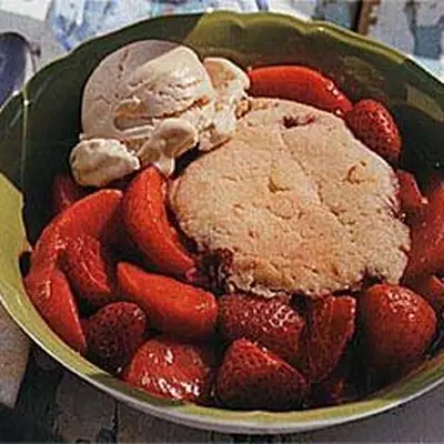 Sapateiro de pêssego com crosta amanteigada de limão