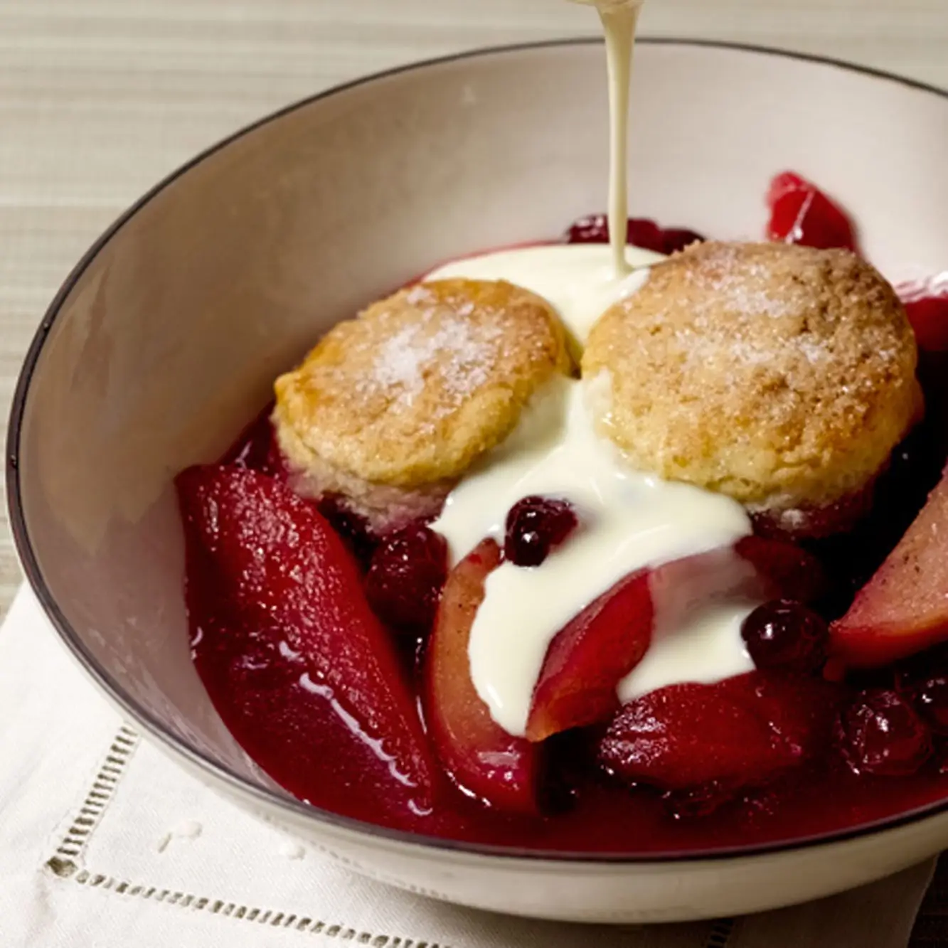 Satipulador de pêra e cranberry com molho de creme com infusão de citros