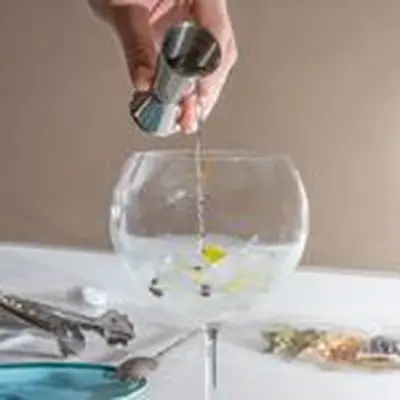 Gin and Tonic pour