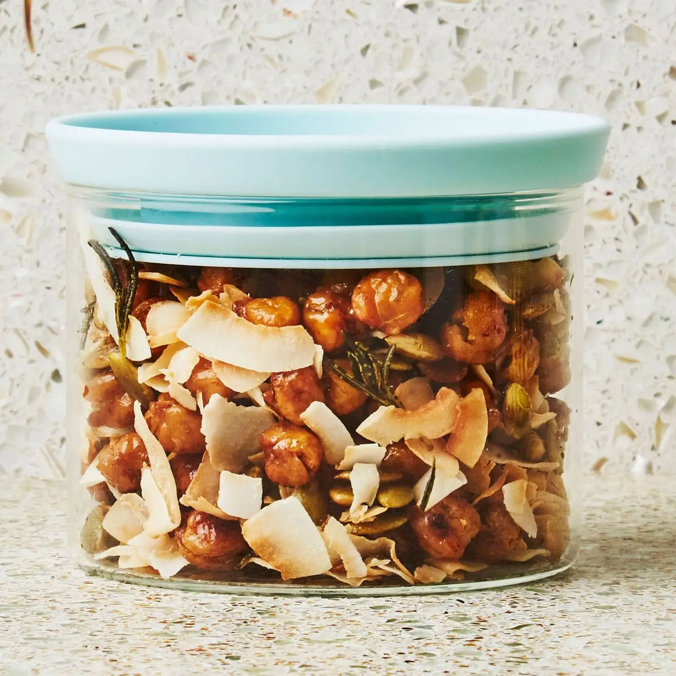 Kokosnuss und eine Mischung aus knusprigen Wegen