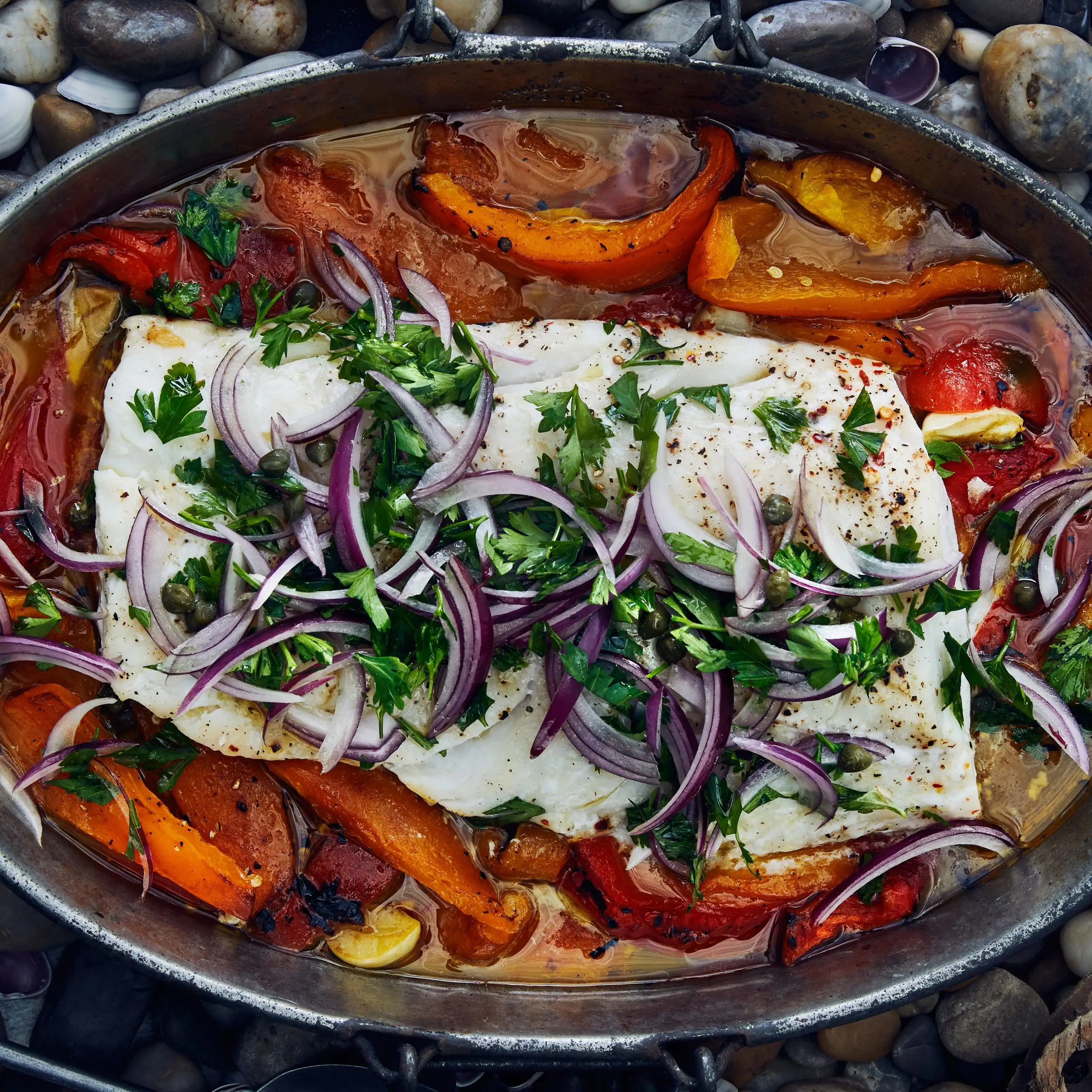 Bacalhau assado lento com pimentão e alcaparras