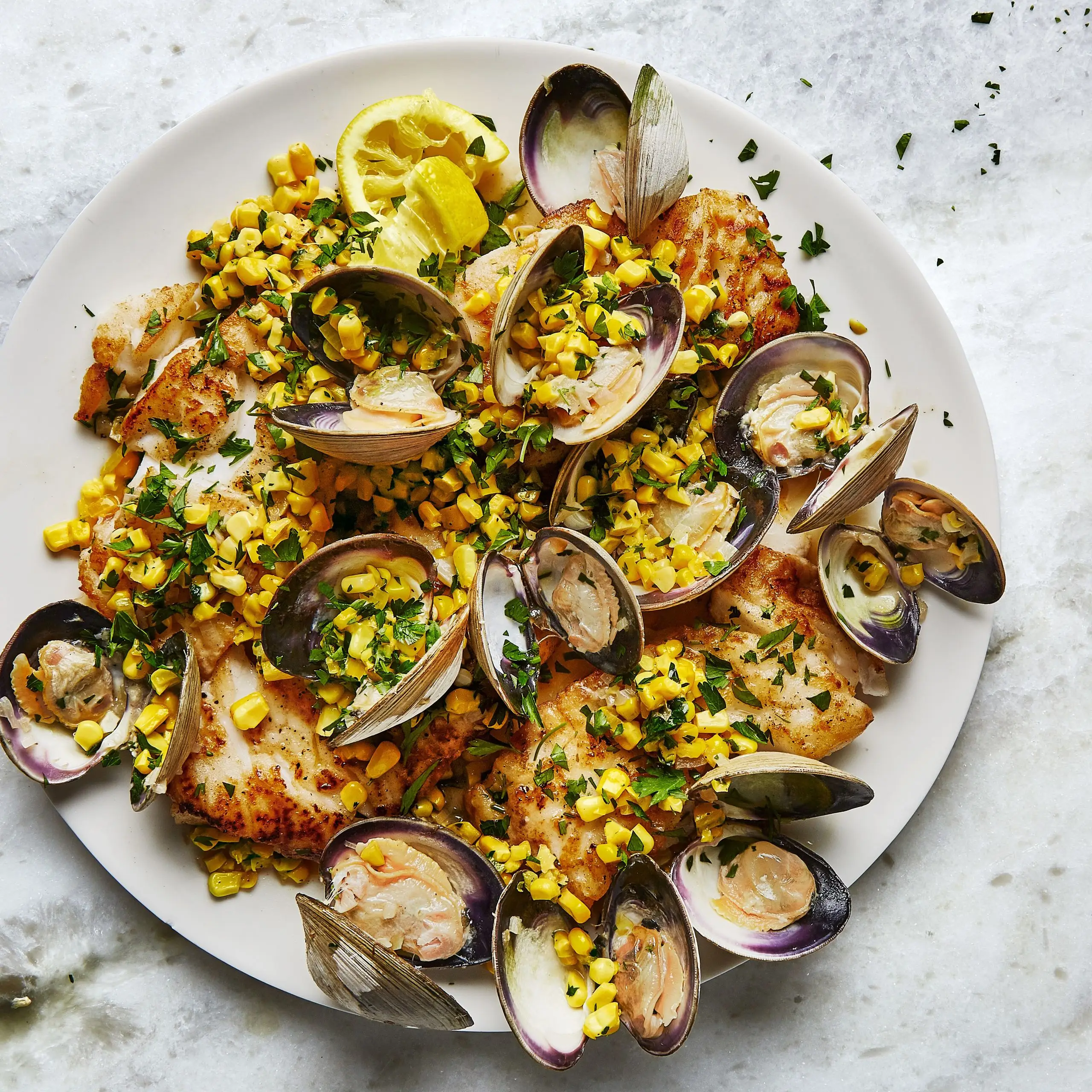 Frigideira bacalhau, amêijoas e milho com salsa