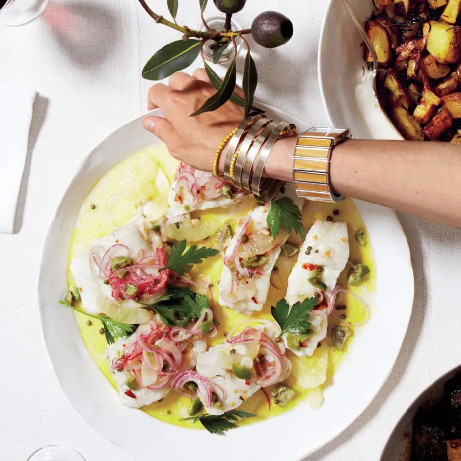 Bacalhau com limão, azeitona verde e de cebola