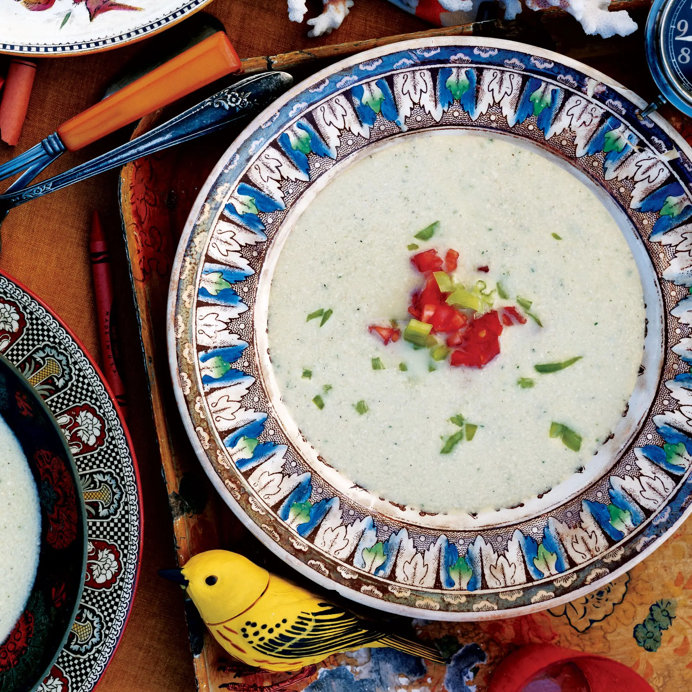 Sopa de pepino frio e cubanelle com caju e cebolinha