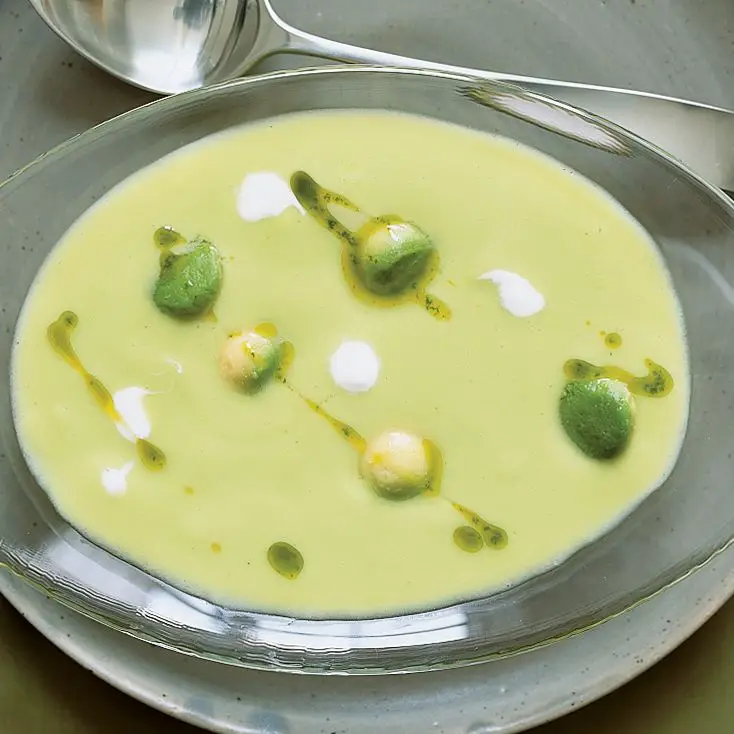 Studená avokádová kukuričná polievka s koriandrovým olejom