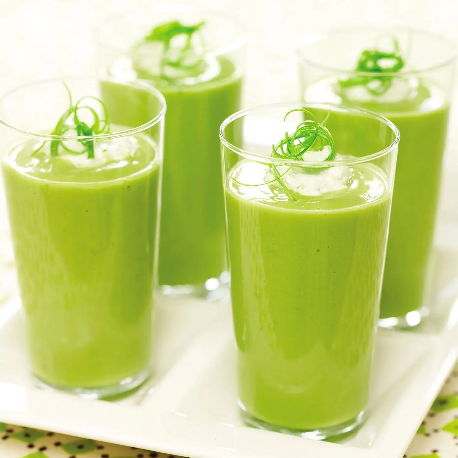 Sopa de abacate gelado com creme de poblano assado