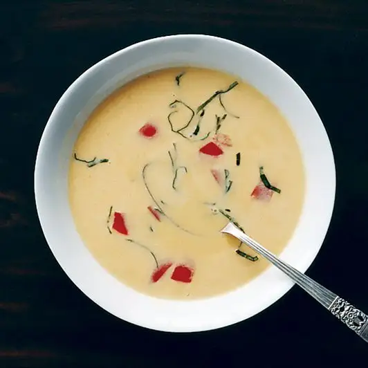 Bisque de tomate dourado gelado