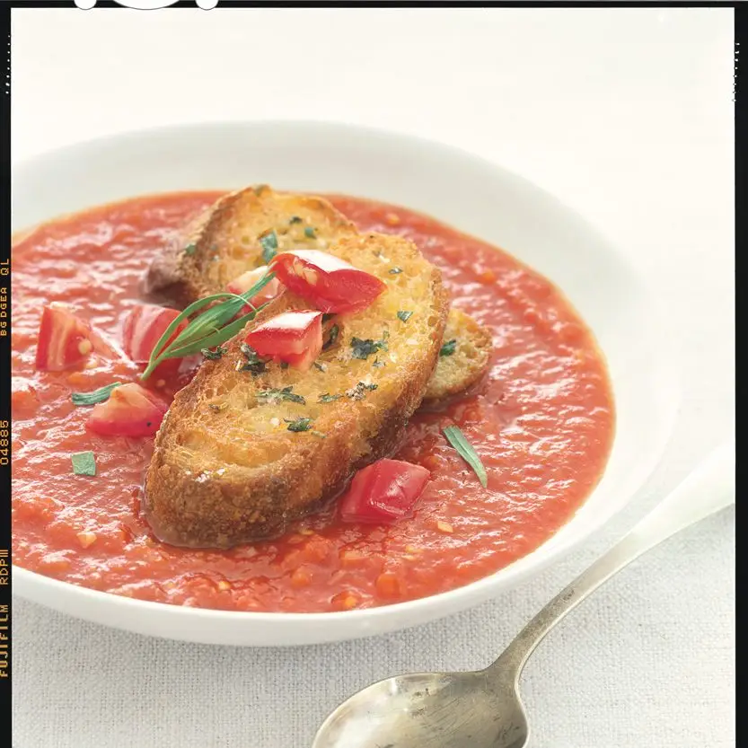 Sopa de tomate-tarragão gelado com croutons