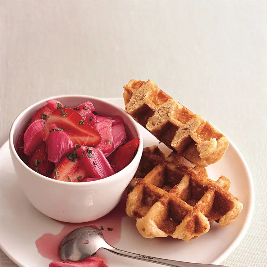 Ruibarbo e compota de morango com hortelã fresca