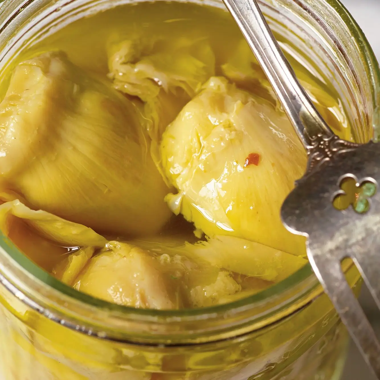 Alcachofras de bebê marinadas com pimenta quente